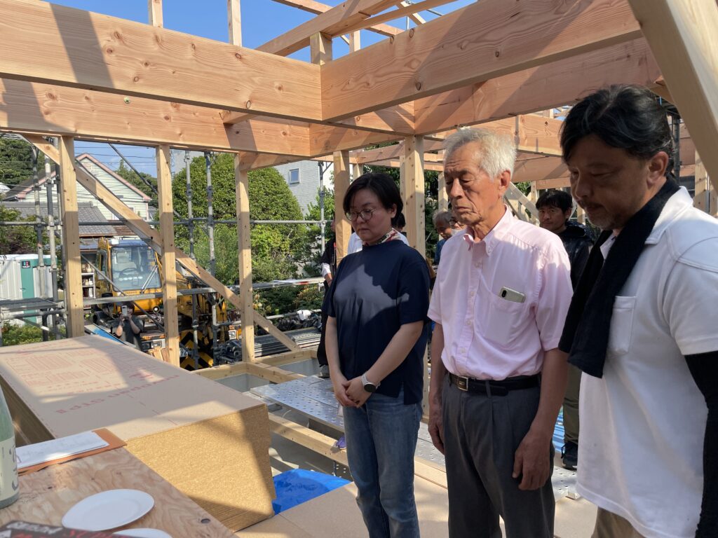 静岡県東部沼津市中沢田のソーラーシステムそよ風で床暖房するパッシブデザインの平家の自然素材の家。 自然素材の家 別荘 注文住宅専門の一級建築士事務所 探彩工房建築設計事務所と建てるサステナブルなコの字型間取りプランの環境共生住宅。 画像は上棟式の様子。 太い梁と丈夫な構造架構組が特徴。 木の香りがする建築工事現場です。