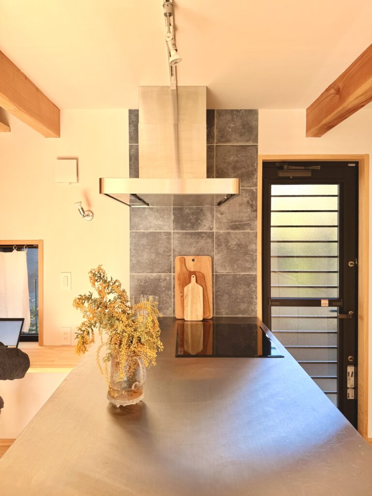 鎌倉市西鎌倉に建築したL字型間取りの自然素材の家 。梅雨時や夏は熱気や湿気を排気し冬は太陽熱で温めた外気を床下に送り換気をしながら床暖房するソーラーシステムそよ風で家中足元から暖かい環境共生住宅です 。全室壁天井は消臭調湿効果が高い珪藻土床は桧のフローリングなど天然素材仕上げ 。自然素材とソーラーシステムそよ風の相乗効果で湿気が少なく夏涼しく冬暖かい明るく風通しのいいパッシブデザインの注文住宅 。全室収納を造り付けで作成しスッキリものが片付き使い勝手と居心地がいいサステナブルハウス。 画像は造り付けで作成したステンレスオーダーキッチン。ユーロスタイルのIH オーブンレンジ ボッシュの食洗機 グローエシャワー水栓など組み合わせました。