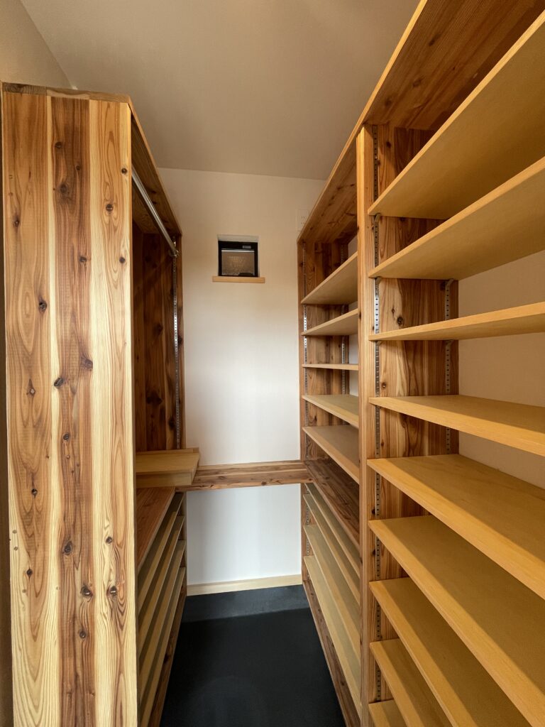 鎌倉市西鎌倉に建築したL字型間取りの自然素材の家 梅雨時や夏は熱気や湿気を排気し冬は太陽熱で温めた外気を床下に送り換気をしながら床暖房するソーラーシステムそよ風で家中足元から暖かい環境共生住宅です 全室壁天井は消臭調湿効果が高い珪藻土床は桧のフローリングなど天然素材仕上げ 自然素材とソーラーシステムそよ風の相乗効果で湿気が少なく夏涼しく冬暖かい明るく風通しのいいパッシブデザインの注文住宅 全室収納を造り付けで作成しスッキリものが片付き使い勝手と居心地がいいサステナブルハウス 画像は玄関続きのウォークスルーシューズクローゼット
