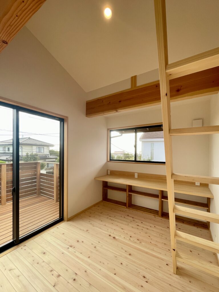 鎌倉市西鎌倉に建築したL字型間取りの自然素材の家 梅雨時や夏は熱気や湿気を排気し冬は太陽熱で温めた外気を床下に送り換気をしながら床暖房するソーラーシステムそよ風で家中足元から暖かい環境共生住宅です 全室壁天井は消臭調湿効果が高い珪藻土床は桧のフローリングなど天然素材仕上げ 自然素材とソーラーシステムそよ風の相乗効果で湿気が少なく夏涼しく冬暖かい明るく風通しのいいパッシブデザインの注文住宅 全室収納を造り付けで作成しスッキリものが片付き使い勝手と居心地がいいサステナブルハウス 画像はウッドデッキのバルコニーが隣接したロフトがある2階ホームオフィス