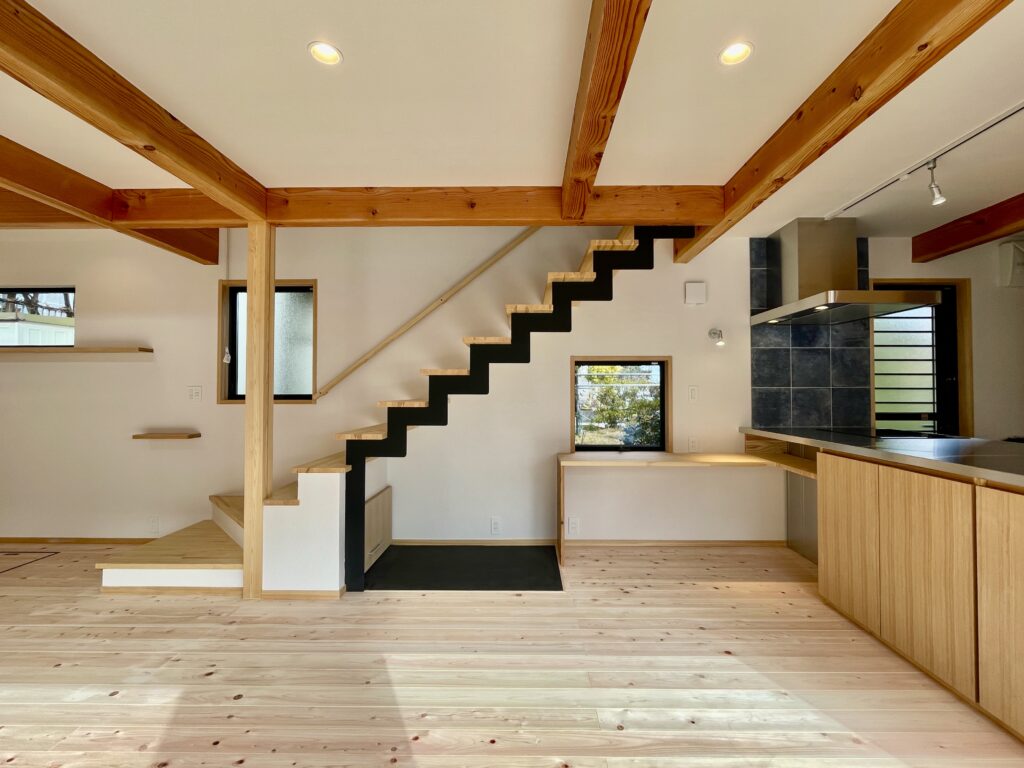 鎌倉市西鎌倉に建築したL字型間取りの自然素材の家 梅雨時や夏は熱気や湿気を排気し冬は太陽熱で温めた外気を床下に送り換気をしながら床暖房するソーラーシステムそよ風で家中足元から暖かい環境共生住宅です 全室壁天井は消臭調湿効果が高い珪藻土床は桧のフローリングなど天然素材仕上げ 自然素材とソーラーシステムそよ風の相乗効果で湿気が少なく夏涼しく冬暖かい明るく風通しのいいパッシブデザインの注文住宅 全室収納を造り付けで作成しスッキリものが片付き使い勝手と居心地がいいサステナブルハウス 画像は鉄骨リビング階段 書斎コーナーが隣接