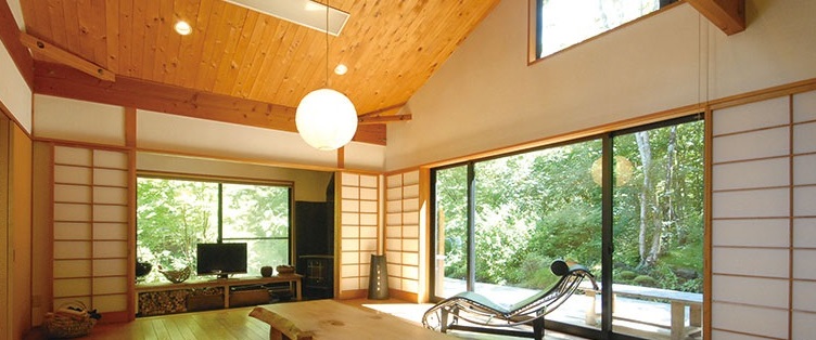 静岡県裾野市に建つ自然素材の家　中庭　吹抜け　ウッドデッキ