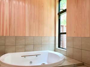 タイルと桧板　床暖房の浴室　小山町自然素材の家