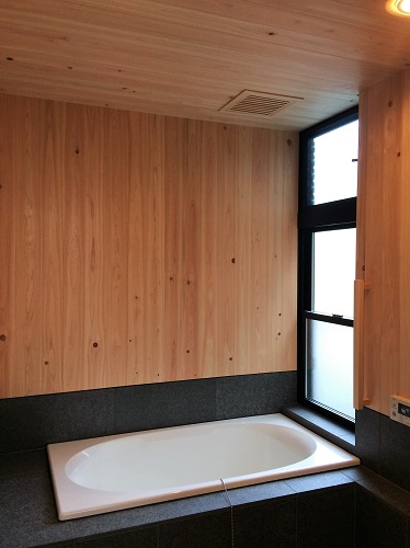 御影石と桧板　景色を楽しめる浴室　自然素材の家　裾野市