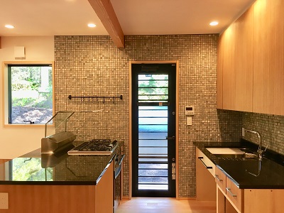 オリジナルキッチンのある自然素材の家　別荘建築　山中湖