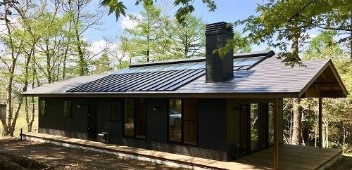 山梨県山中湖に建つ自然素材の家　平屋　ウッドデッキ　薪ストーブ