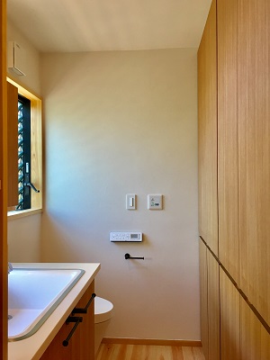 洗面脱衣室　収納が充実した自然素材の家　別荘建築　山中湖