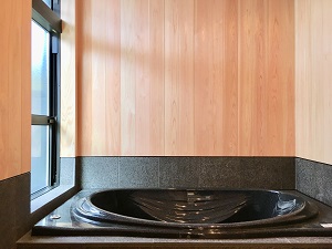 御影石と桧板の景色のいい浴室のある自然素材の家　裾野市
