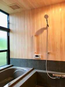 御影石と桧板　景色のいい浴室のある自然素材の家　駿東郡小山町