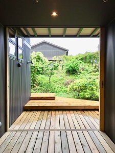 木戸を引き込み開放感のある中庭と借景を生かしたウッドデッキのある小山町自然素材の家　