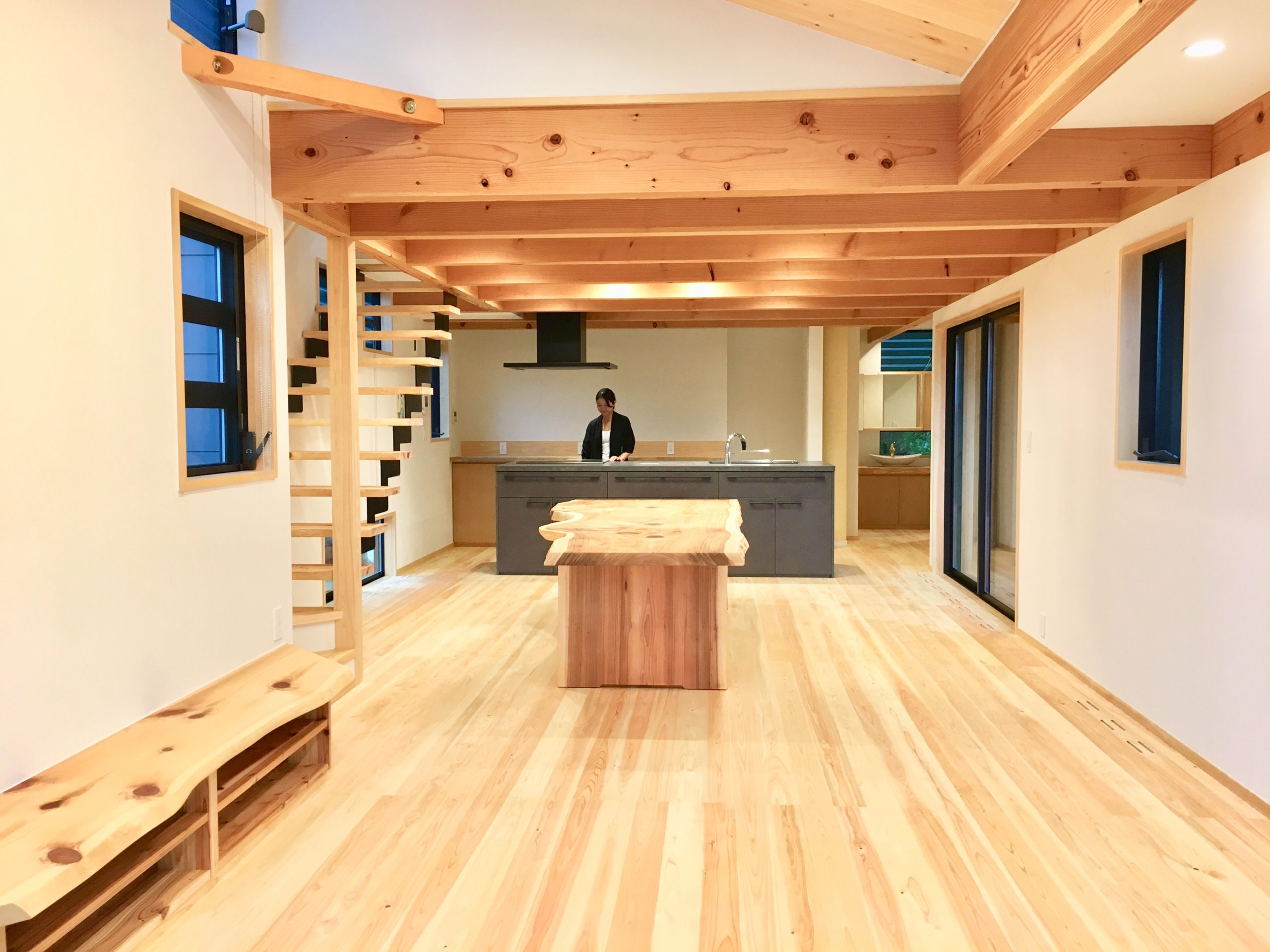静岡県東部小山町わさび平別荘地に建築したソーラーシステムそよ風で床暖房するパッシブデザイン設計の自然素材の家
夏や梅雨時は湿気や熱を排気し冬は太陽熱で温めた外気を床下に送り換気をしながら床暖房するソーラーシステムそよ風と木の塀で目隠ししたウッドデッキに出入りできる土間に設置した薪ストーブで家中足元から暖かくします
全室壁天井は消臭調湿効果が高い珪藻土、床は無垢の桧フローリングなど天然素材仕上げ
自然素材とソーラーシステムそよ風の相乗効果で湿気が少なく夏涼しく冬暖かいサステナブル別荘・セカンドハウスです
