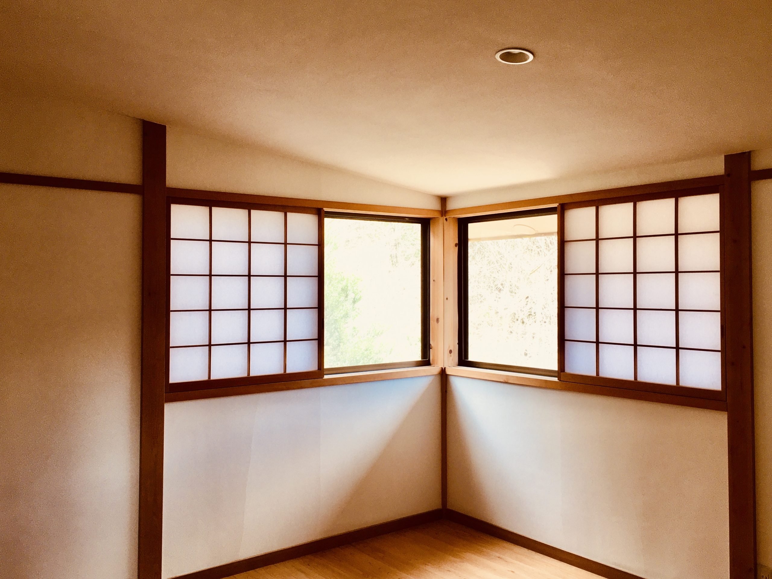 静岡県東部裾野市富士急十里木別荘地に建築した別荘を珪藻土や無垢の木など自然素材でリフォーム・リノベーションしました。
天井の勾配を変えた寝室