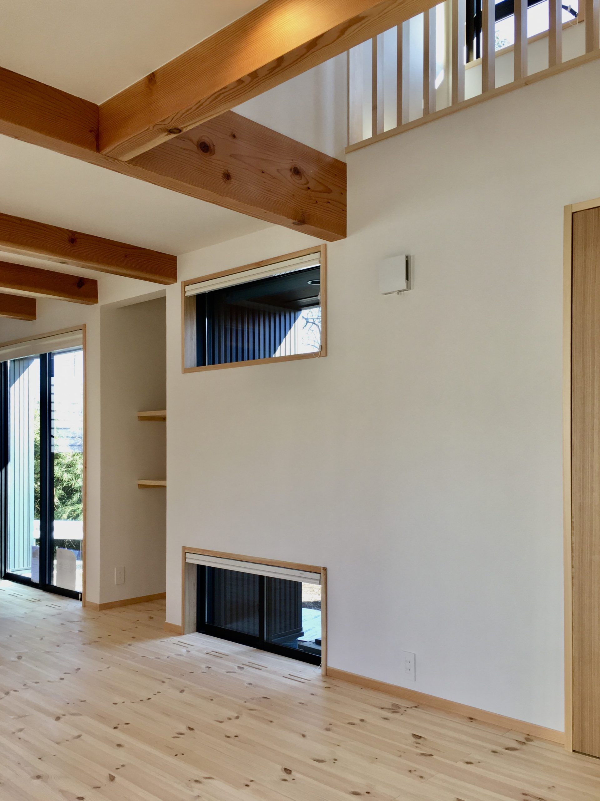 静岡県東部御殿場市に建築したソーラーシステムそよ風で床暖房するパッシブデザインの自然素材の家
変形の敷地を最大限に活かした共有型二世帯住宅
画像は高窓と地窓で外からの視線を遮断しながら吹抜け、ウッドデッキの中庭、バックヤードからの通風と採光で明るく風通しの良いリビング