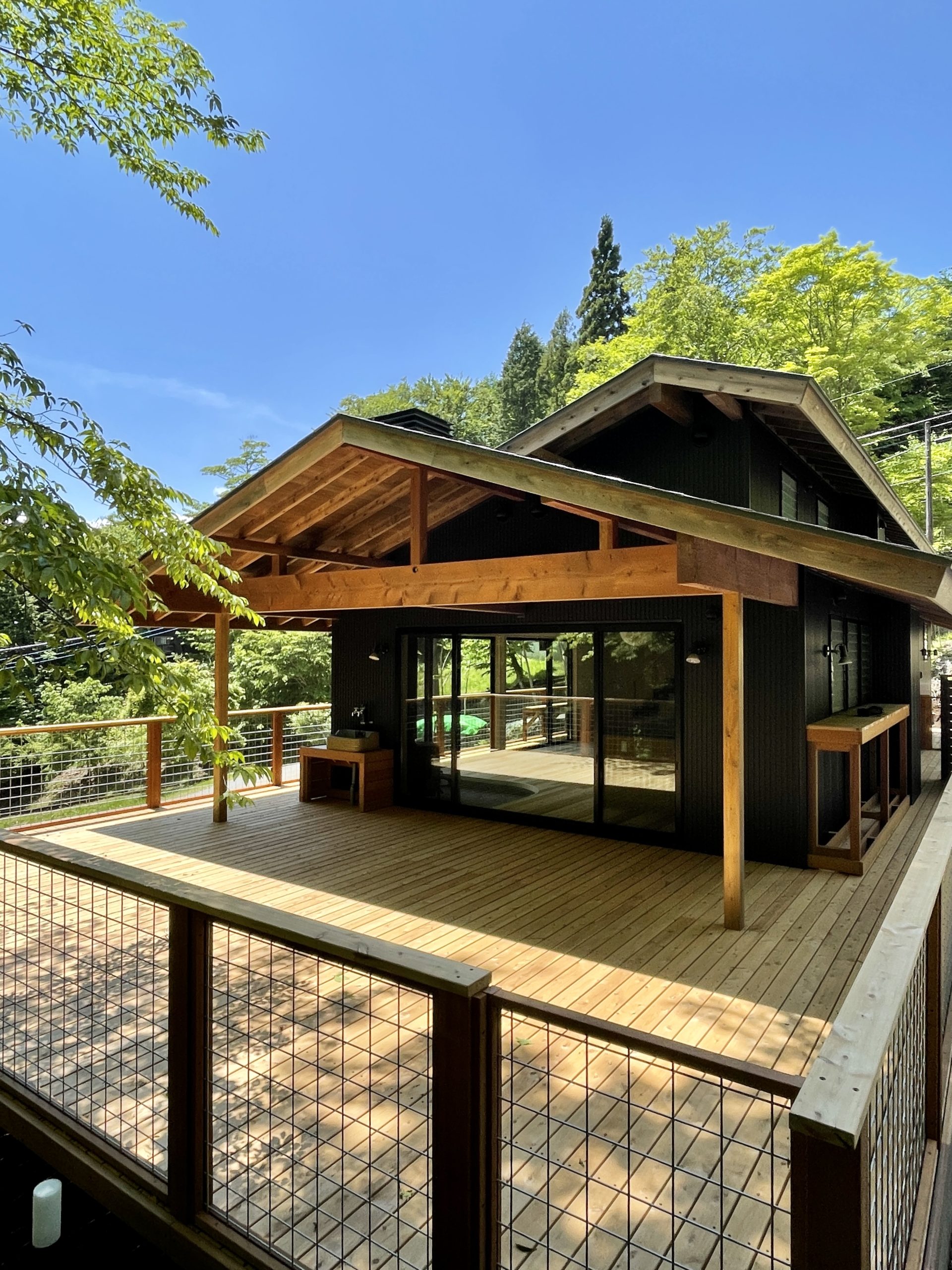 山梨県山中湖村讃美ヶ丘別荘地に建築したソーラーシステムそよ風で床暖房する平家の自然素材の家
ワンコが遊べる屋根付きウッドデッキや山中湖を見ながらカフェ気分でモーニングコーヒーが楽しめるカウンターテーブルなど家の中も外も満喫できる別荘建築
湿気が少なく夏涼しく冬暖かいパッシブデザイン設計
次の世代も満足するサステナブル建築